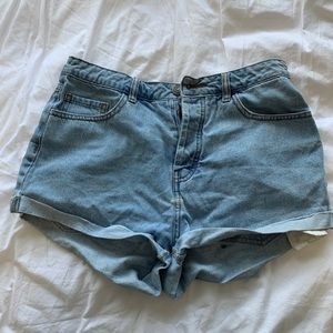 LIGHT WASH BLUE NON RIPPED DENIM SHORTS